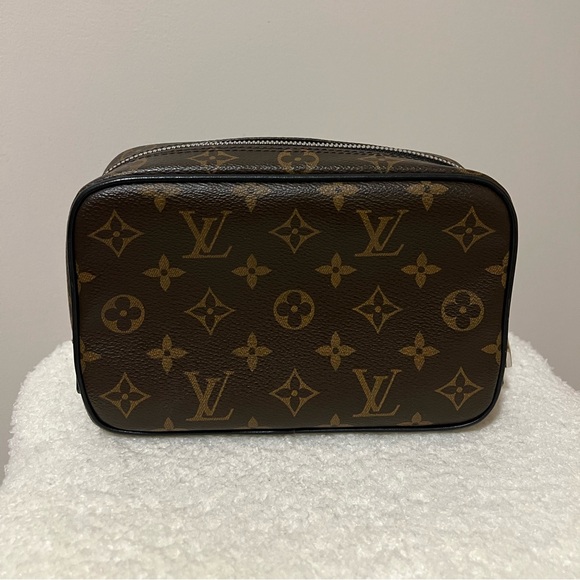 ❣️SOLD❣️Louis Vuitton Monogram Toiletry Case - Picture 2 of 11